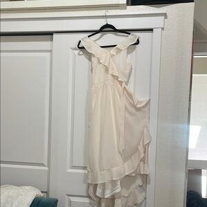 Elegant Cream Ruffle Dress

Silk interior 
Child size 14
Fits to size 0/00 XS/S